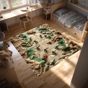 Puede incluir: Una alfombra rectangular con un diseño detallado de campo de batalla. La alfombra presenta un paisaje beige y verde con soldados de juguete, sacos de arena y vehículos. La alfombra está colocada sobre un suelo de madera en una habitación con una cama y un escritorio.