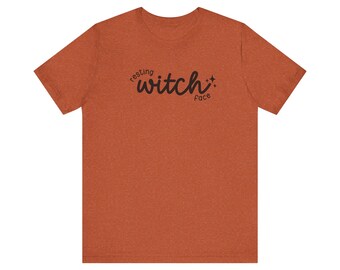 休息中の魔女の顔のTシャツ