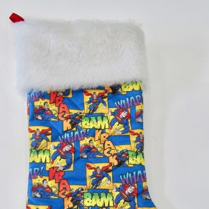 Media navideña de superhéroes con parte superior de piel blanca acolchada y forrada