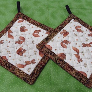 Eichhörnchen und Tannenzapfen gequiltet Handgenähte Topflappen