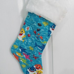 Medias navideñas de la familia Baby Shark do do do do do forradas y acolchadas con piel sintética de conejo blanca