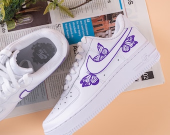 Sneakers Air Force 1 con farfalle viola dipinte a mano, personalizzate con colori personalizzati, sneakers con farfalle viola, scarpe AF1 da sposa, regali per San Valentino