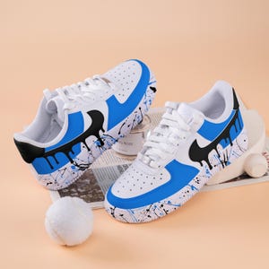 Zapatillas Air Force One azules con efecto salpicado, pintadas a mano, con efecto salpicado negro, personalizadas, AF1 azules y negras, regalo de cumpleaños.