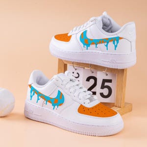 Zapatillas Air Force One azules pintadas a mano con gotas azules y naranjas Zapatillas Air Force 1 personalizadas con gotas azules y naranjas Zapatillas AF1 personalizadas Regalos