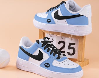 Zapatillas Air Force One azules y negras pintadas a mano, zapatillas Air Force 1 azules personalizadas, zapatillas azules personalizadas, zapatos personalizados, regalos de cumpleaños