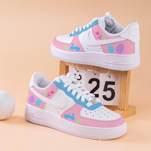 Zapatillas Air Force One de Pascua pintadas a mano en azul y rosa, con huevos de Pascua personalizados, zapatillas AF1 con diseño de conejito y zanahoria, zapatos personalizados, regalo de Pascua.