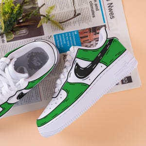 Handgemalte grüne Karikatur Air Force One Benutzerdefinierte dunkelgrüne schwarze Turnschuh-Karikatur-Farbe Air Force 1 Black Line Schuhe Hochzeitsschuhe Geschenke