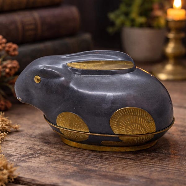 Caja de baratijas de conejito de latón y peltre de mediados de siglo - Conejo de metal coleccionable hecho en Hong Kong