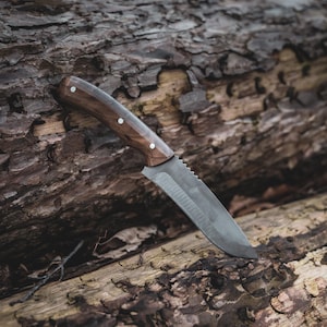 Rustic hunting knife – handmade with a wooden handle | Outdoor, bushcraft & survival knife