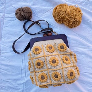 Sunflower Crochet Bag - Vintage Style Purse with Wooden Frame and Strap, Retro Floral Purse