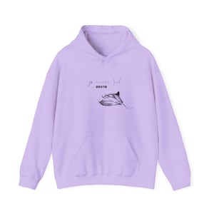 Pode incluir: Um moletom lilás com um bolso frontal e capuz com cordão. O moletom apresenta o texto "go where your soul can BREATHE" e uma ilustração em preto e branco de uma manta.