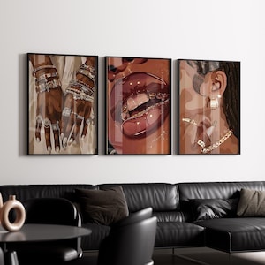 Peut inclure: Trois illustrations encadrées d'un visage et de mains. La première illustration montre un gros plan des mains d'une personne portant de nombreux bracelets et bagues en or et en diamants. La deuxième illustration montre un gros plan de la bouche d'une personne avec des dents en or et des appareils dentaires. La troisième illustration montre le visage d'une personne avec des boucles d'oreilles en or et un collier en or.