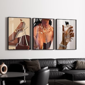 Op de afbeelding: Drie ingelijste illustraties van een vrouw die sieraden draagt en een fles parfum vasthoudt. De illustraties zijn in een moderne stijl met felle kleuren en lijnen.