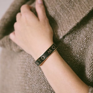 Memento Mori - Skinny Cuff Armband - Gothic Schmuck - Lateinisches Zitat Armband - Literarische Geschenke