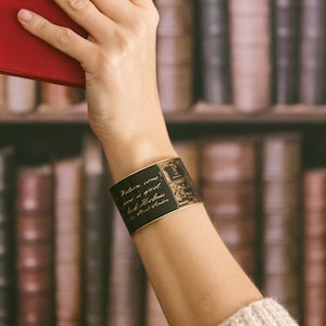 Bransoletka z cytatem Sherlocka Holmesa – Mankiet z planem piętra Baker Street – Prezent dla geeków – Holmes i Watson