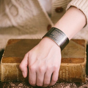 Fiódor Dostoievski - Literatura rusa - Crimen y castigo - Pulsera con cita literaria - Regalo para lectores - Lenguas antiguas