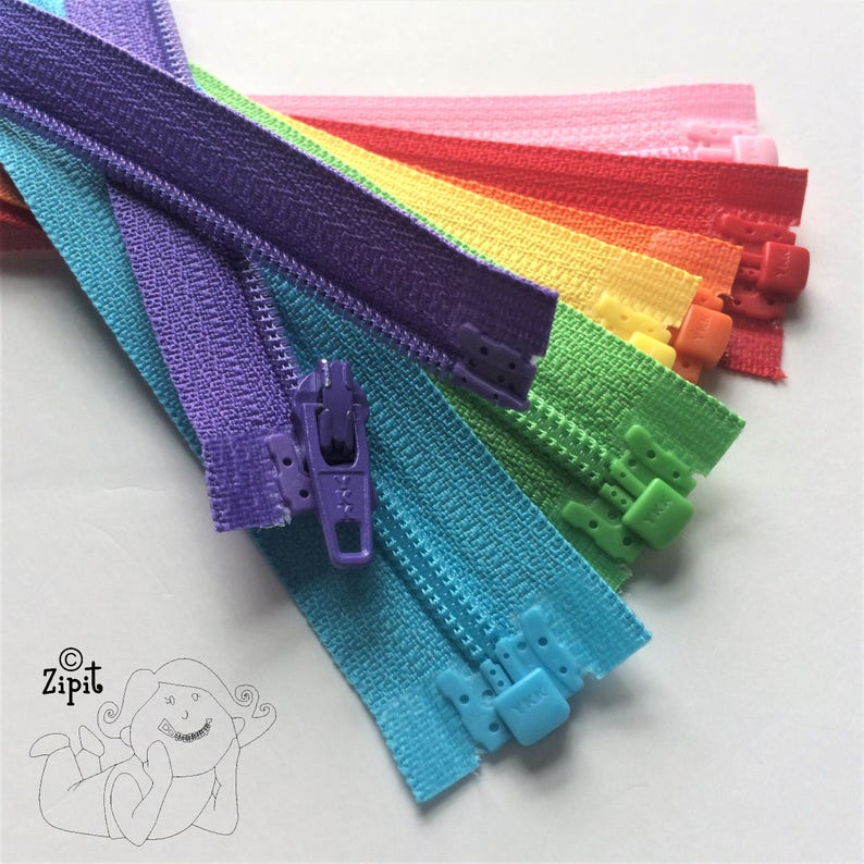 Puede incluir: Un surtido de cremalleras arco&iacute;ris en varios colores, incluyendo morado, azul, verde, amarillo, naranja, rojo y rosa. Las cremalleras est&aacute;n dispuestas en forma de abanico, con la cremallera morada en la parte superior y la cremallera rosa en la parte inferior.