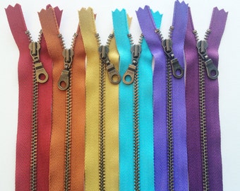 Cremalleras con dientes metálicos - Tirador tipo donut YKK de latón antiguo de 4,5" - Juego de muestra de 6 piezas en tonos joya - Disponible en 4, 5, 6, 7, 8, 9, 10, 11, 12, 14 y 18 pulgadas.