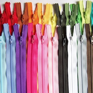 Puede incluir: Surtido de 20 cierres de cremallera en varios colores, incluidos azul, rosa, verde, naranja y marrón. Las cremalleras son todas del mismo tamaño y estilo.