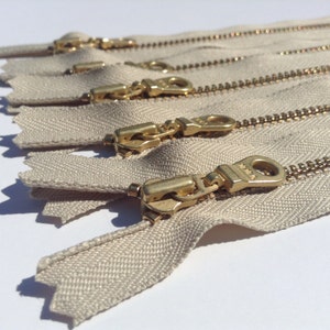 Cremalleras YKK con tirador de dona de metal dorado y latón - (5) piezas - 010 Marrón caqui - Disponibles en 4, 5, 6, 7, 8, 9, 10, 11, 12, 14, 16, 18, 20 y 22 pulgadas