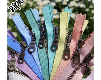 ¡Nuevo! Juego de muestra Bloom de 9 piezas: cremalleras dentadas metálicas, tirador de rosca YKK de latón antiguo de 4,5 pulgadas, disponible en 6, 8 y 18 pulgadas.