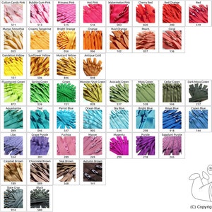 Puede incluir: Una tabla de tiradores de cremallera de 17,8 cm en una variedad de colores. La tabla está organizada por familia de colores, con cada color teniendo un código numérico correspondiente. La tabla incluye colores como rosa algodón de azúcar, batido de mango, verde menta, azul bebé, lavanda, vainilla, blanco, y muchos más.