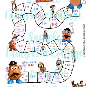 Può includere: Un gioco da tavolo a tema Toy Story con un tabellone di gioco colorato e illustrazioni dei personaggi. Il tabellone di gioco presenta caselle con diversi valori di punti e istruzioni. I personaggi includono Woody, Buzz Lightyear, Mr. Potato Head e Jessie. Il tabellone di gioco è circondato da un bordo bianco con il testo "Toy Story" in grandi caratteri grassetto.