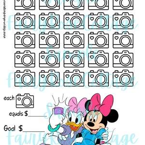 Pode incluir: Um rastreador de criação de memórias imprimível com uma ilustração em preto e branco de uma câmera com um coração no canto. O rastreador tem 24 ícones de câmera. Abaixo do rastreador há uma ilustração em preto e branco de uma câmera com um coração no canto. O texto "cada" está à esquerda da câmera e o texto "equivale a €____" está à direita da câmera. Abaixo da câmera há uma linha para escrever um valor em euros. Abaixo da linha está o texto "Objetivo €____". Abaixo do texto há uma ilustração colorida de Minnie Mouse e Daisy Duck tirando uma selfie.
