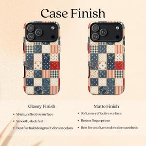 Op de afbeelding: Twee telefoonhoesjes met een patchwork-ontwerp in rood, wit en blauw. De linkerhoes heeft een glanzende afwerking en de rechterhoes een matte afwerking. Bovenin staat de tekst "Case Finish". Daaronder beschrijft de tekst de afwerkingen.