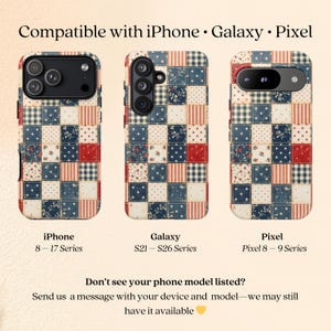 Op de afbeelding: Drie telefoonhoesjes met een patchwork-ontwerp in rood, wit en blauw. De hoesjes zijn voor iPhone-, Galaxy- en Pixel-telefoons. De tekst op de afbeelding luidt "Compatibel met iPhone, Galaxy, Pixel."