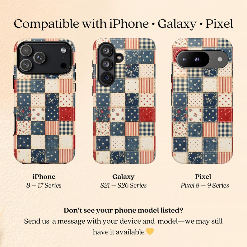 Op de afbeelding: Drie telefoonhoesjes met een patchwork-ontwerp in rood, wit en blauw. De hoesjes zijn voor iPhone-, Galaxy- en Pixel-telefoons. De tekst op de afbeelding luidt "Compatibel met iPhone, Galaxy, Pixel."