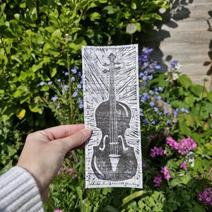 Impresión linográfica de violín hecha a mano