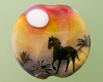 Colgante de caballo de la pradera: pieza artesanal hecha a mano para espíritus libres y amantes de los caballos.