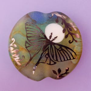 Colgante de polilla luna hecho a mano con detalles de la naturaleza, símbolo de nuevos comienzos