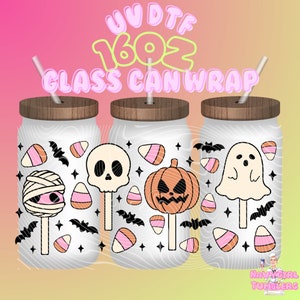 Peut inclure: Trois emballages de canettes en verre de 16 oz sur le thème d'Halloween. Les emballages présentent un fond blanc avec des chauves-souris noires, du maïs sucré et une variété de sucettes sur le thème d'Halloween. Les sucettes comprennent une momie, un crâne et un fantôme.