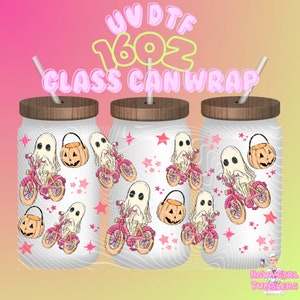 Può includere: Tre involucri per lattine di vetro da 16 oz con sfondo bianco e un motivo ripetuto di fantasmi che cavalcano biciclette rosa con un secchiello di zucca. I fantasmi sono bianchi con occhi e bocche neri. Lo sfondo ha stelle rosa e stelle bianche.