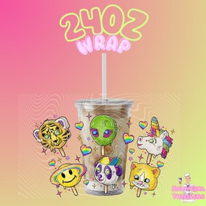 Peut inclure: Un gobelet transparent avec une paille, rempli d'une boisson au café et décoré de motifs de sucettes glacées de dessins animés colorés. Les sucettes glacées représentent un tigre, un extraterrestre, une licorne, un panda, un chat et un smiley. Le texte "24OZ WRAP" est en haut.