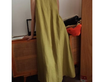 Vestido largo vintage de lino con escote en V, cinturón ajustable y bolsillos personalizables.