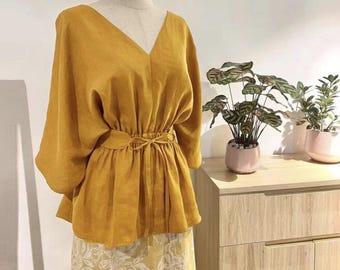 Blusa de lino vintage con cuello en V y cordón ajustable en la cintura, ajuste holgado y personalizable.