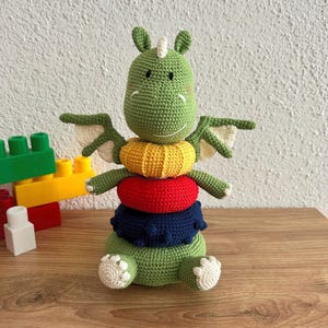 かぎ針編みの恐竜。あみぐるみドラゴン。恐竜のおもちゃ。積み木おもちゃ。男の子へのプレゼント。初めての誕生日プレゼント。アクティビティおもちゃ。かぎ針編みのベビーギフト。