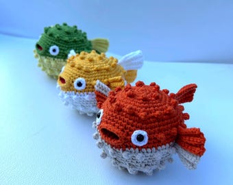 Peluche de pez globo de ganchillo, superventas, juguete amigurumi de peces coloridos, decoración infantil con temática oceánica, adorable animal marino. Regalo de Navidad. Decoración para coche.