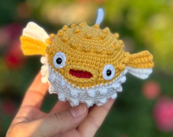 かぎ針編みのフグのぬいぐるみ。手作りのあみぐるみ海のおもちゃ。カラフルな魚の編みぐるみ