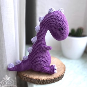 Dinosaurio de crochet hecho a mano: accesorio fotográfico amigurumi para bebé, peluche de dinosaurio suave, accesorio fotográfico para recién nacidos, decoración infantil.