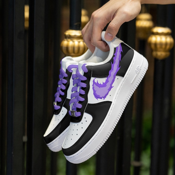 Chaussures Air Force 1 violettes personnalisées peintes à la main, flammes de feu violettes, baskets AF1 violettes et noires Baskets personnalisées peintes à la main, cadeaux d'anniversaire