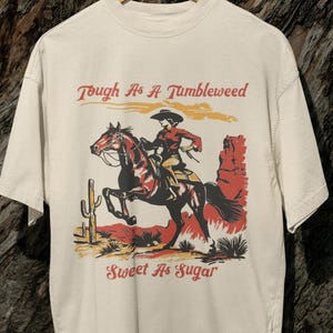 タンブルウィードのようにタフ、砂糖のように甘い、レトロなデザートカウボーイシャツ、ヴィンテージウエスタンTシャツ、南西部のデザートTシャツ、レトロなグラフィックTシャツ
