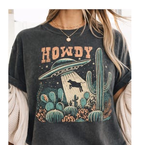 ハウディ・ウェスタン・カウUFO Tシャツ、ヴィンテージ・カウボーイ・エイリアンTシャツ、ヴィンテージ90年代シャツ、レトロ・ウェスタンTシャツ、ディストレストシャツ、ヴィンテージ・エイリアンシャツ 画像 1