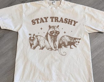 Stay Trashy Shirt, grappige wasbeer Graphic Tee, wasbeer Meme Shirt, Trashy Shirts, Stay Trashy Shirt met wasbeer, shirt wasbeer 3 x Unisex