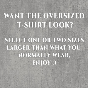 Puede incluir: Texto blanco sobre fondo gris: &laquo;&iquest;QUIERES EL LOOK DE CAMISETA OVERSIZE? SELECCIONA UNA O DOS TALLAS M&Aacute;S GRANDES DE LO QUE USUALMENTE USAS, &iexcl;DISFRUTA :)!&raquo;. El texto est&aacute; escrito con una fuente sencilla.
