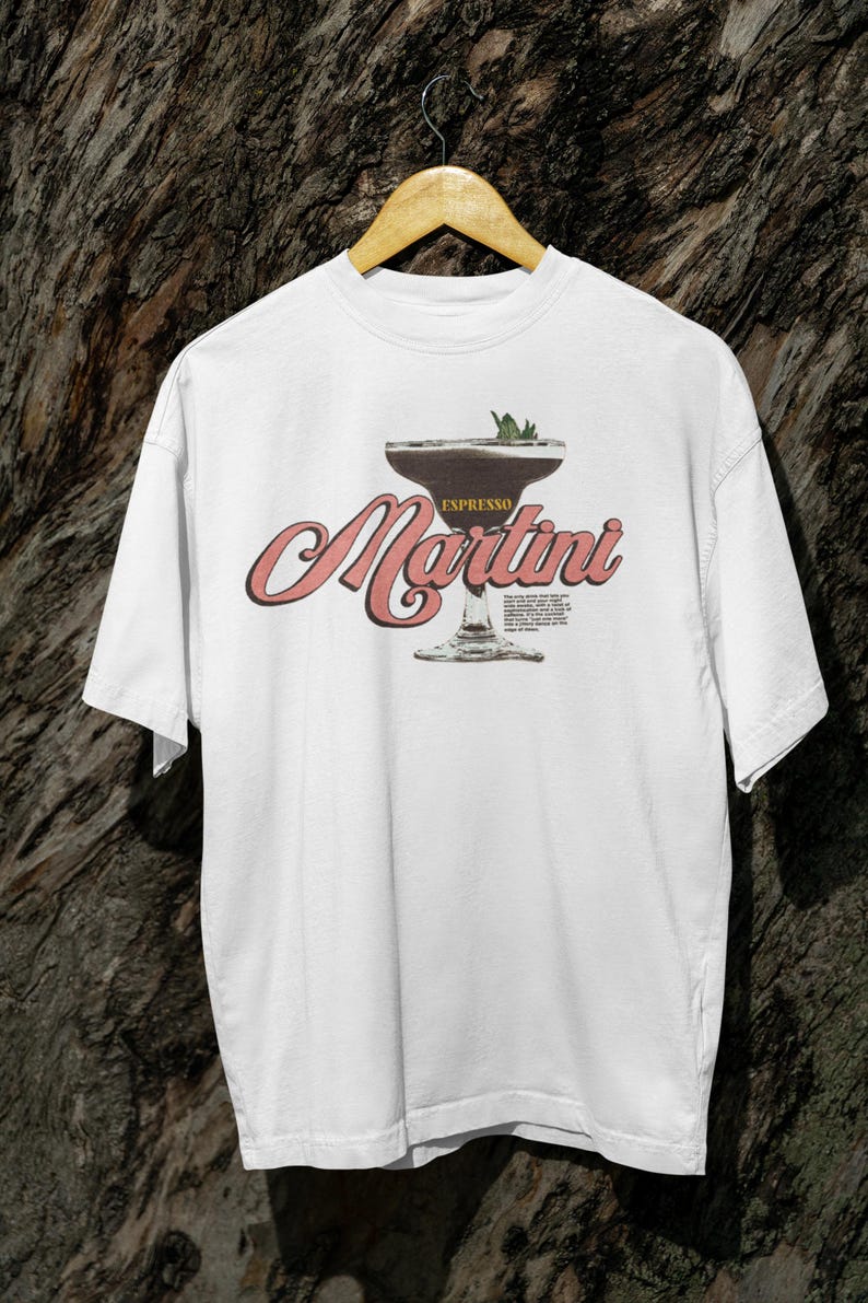 Puede incluir: Camiseta blanca con un dise&ntilde;o de Espresso Martini. El dise&ntilde;o incluye una ilustraci&oacute;n de c&oacute;ctel con la palabra "Espresso" arriba y "Martini" en una fuente estilizada. Una ramita de menta corona la bebida.