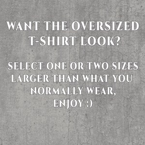K&ouml;nnte beinhalten: Wei&szlig;er Text auf grauem Hintergrund: &bdquo;M&Ouml;CHTEN SIE DEN OVERSIZED T-SHIRT LOOK? W&Auml;HLEN SIE EINE ODER ZWEI GR&Ouml;SSEN GR&Ouml;SSER ALS SIE NORMALERWEISE TRAGEN, VIEL SPASS :)&ldquo;. Einfache Schriftart.